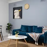 Manly Beachside 2-Bed Apartment In Spacious House