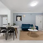 Manly Beachside 2-Bed Apartment In Spacious House