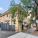 Manly Beachside 2-Bed Apartment In Spacious House
