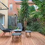 Manly Beachside 2-Bed Apartment In Spacious House