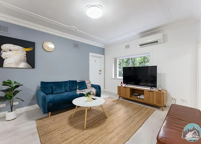 Manly Beachside 2-Bed Apartment In Spacious House